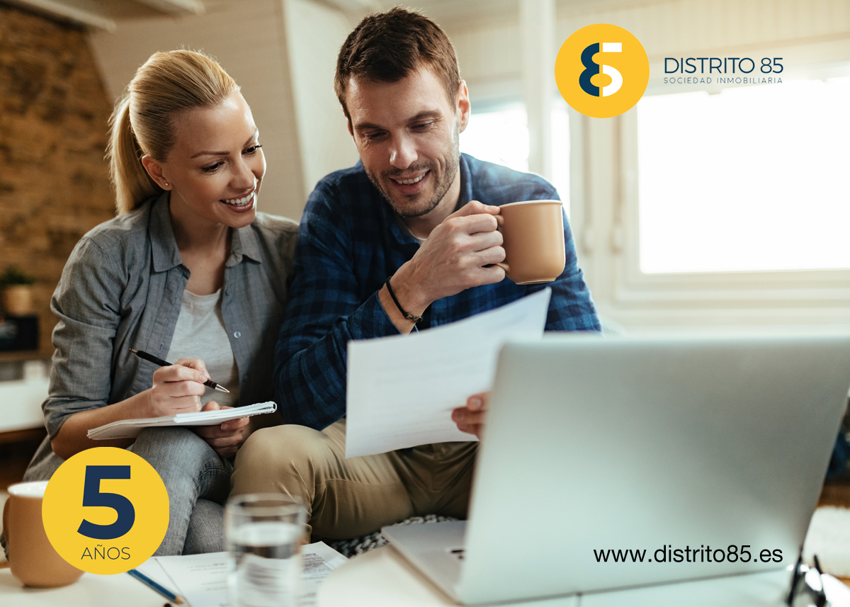 Pareja haciendo n&uacute;meros delante del ordenador